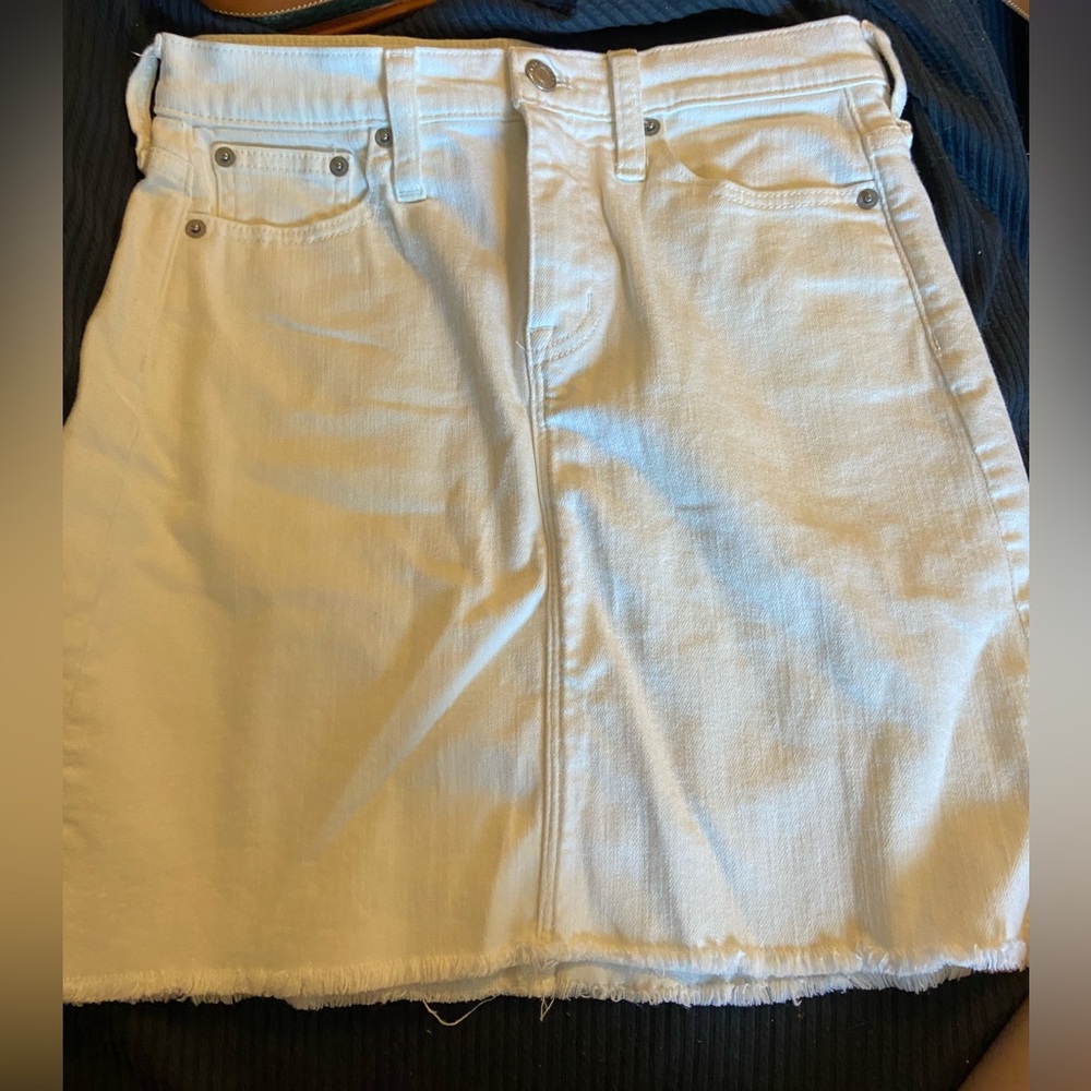 Jcrew factory white denim skirt worn a few times! Size 00 but runs big!